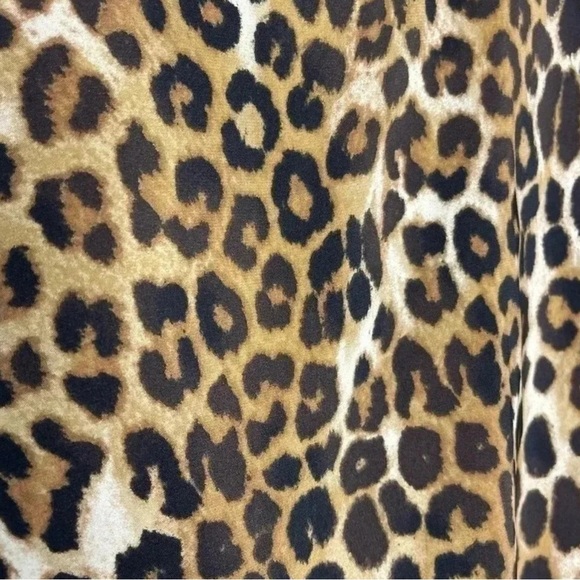 Express Black and Tan Animal Relaxed V-Neck T-Shirt Blouse Size Small - Picture 4 of 6